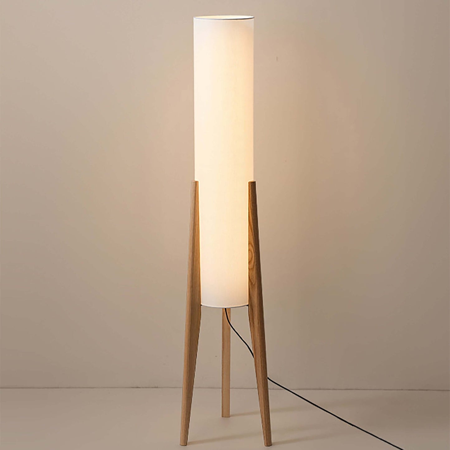 Lampada da terra in legno massello con paralume in tessuto