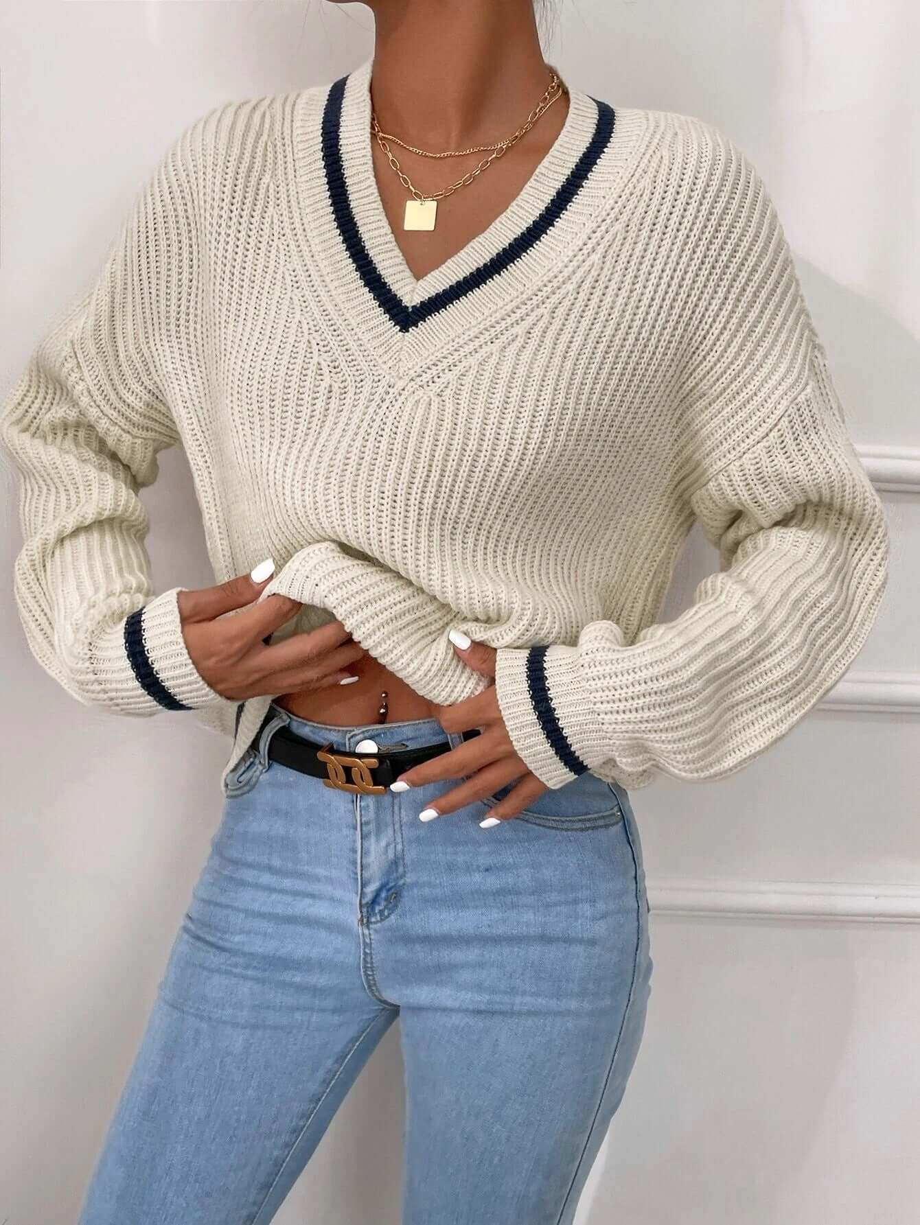 Maglione da donna a righe con scollo a V e vestibilità morbida