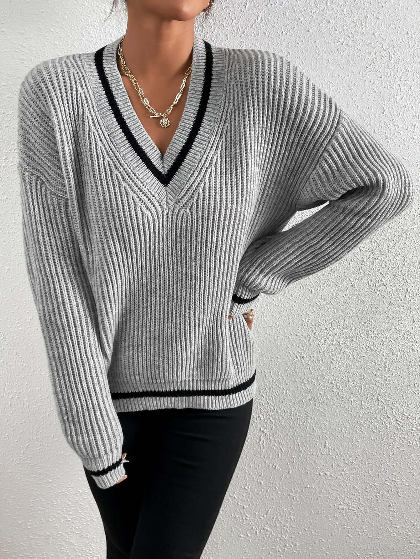 Maglione da donna a righe con scollo a V e vestibilità morbida