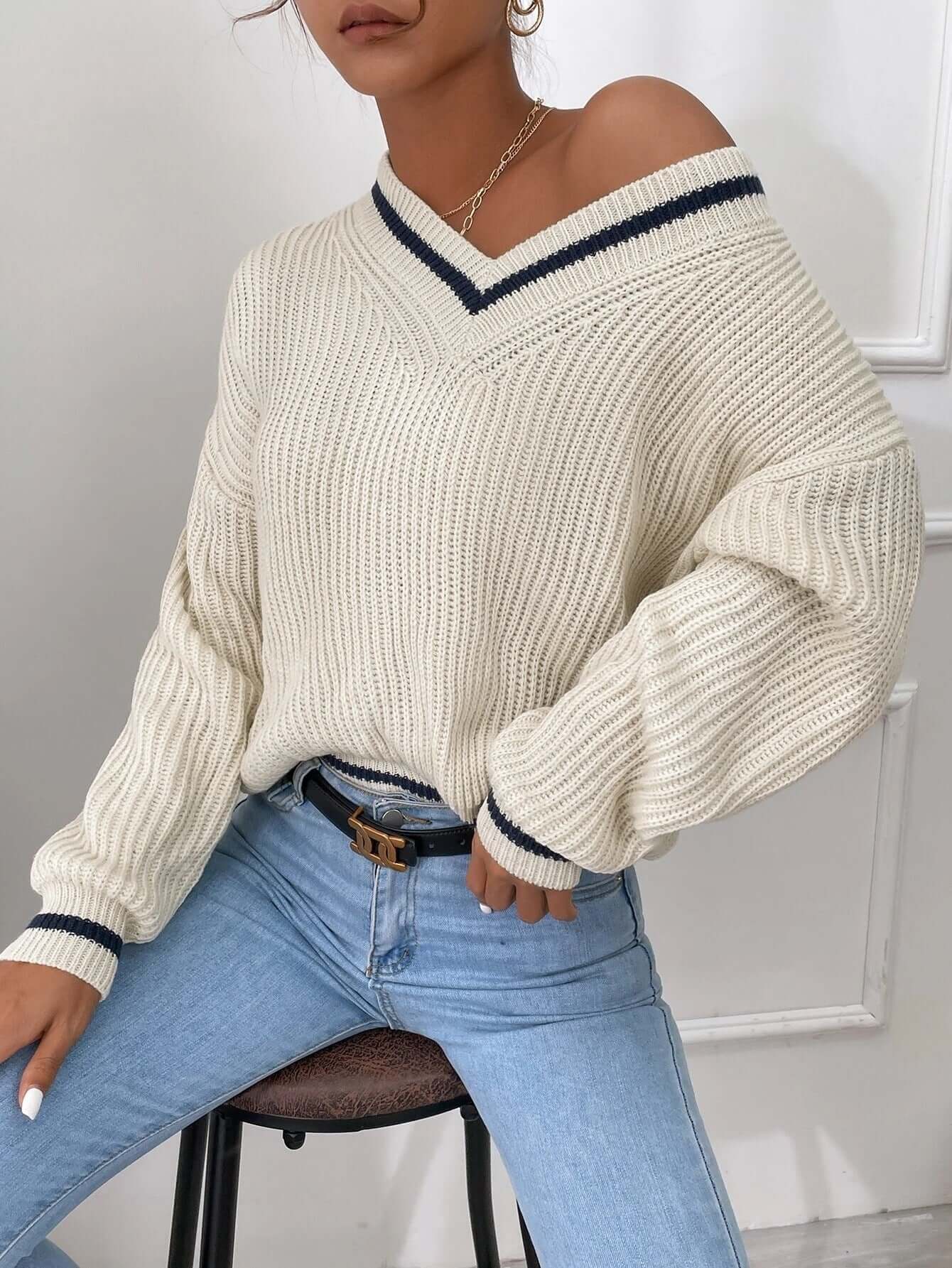 Maglione da donna a righe con scollo a V e vestibilità morbida