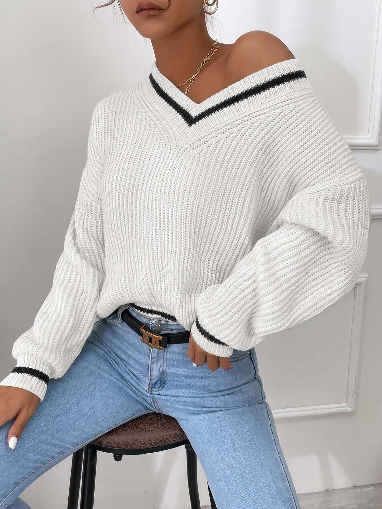 Maglione da donna a righe con scollo a V e vestibilità morbida