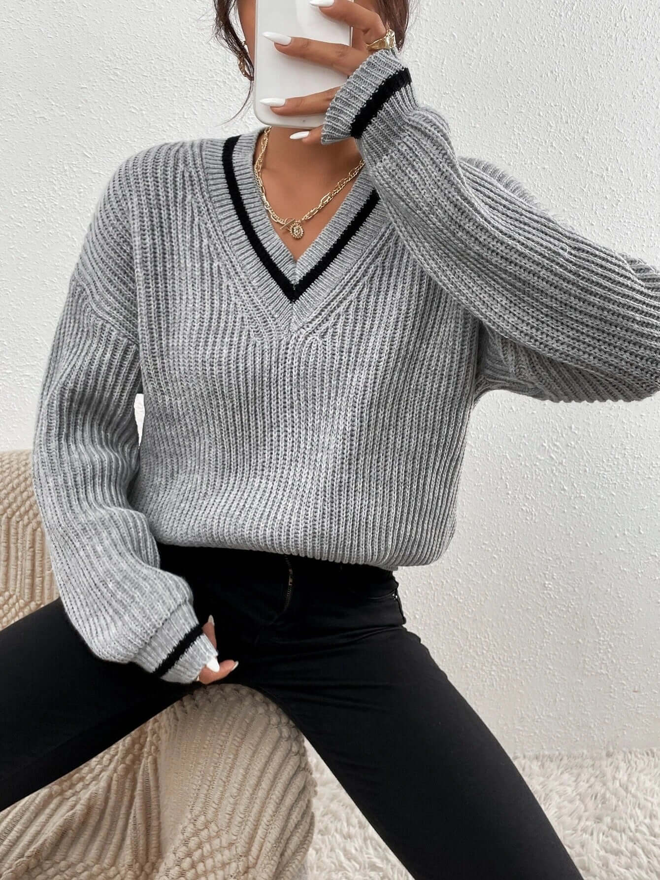 Maglione da donna a righe con scollo a V e vestibilità morbida