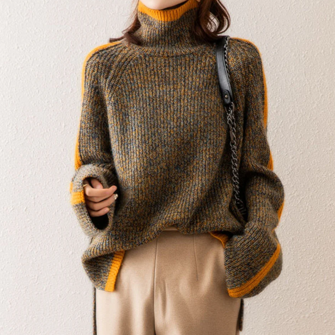 Maglione dolcevita da donna in maglia con strisce sulle maniche