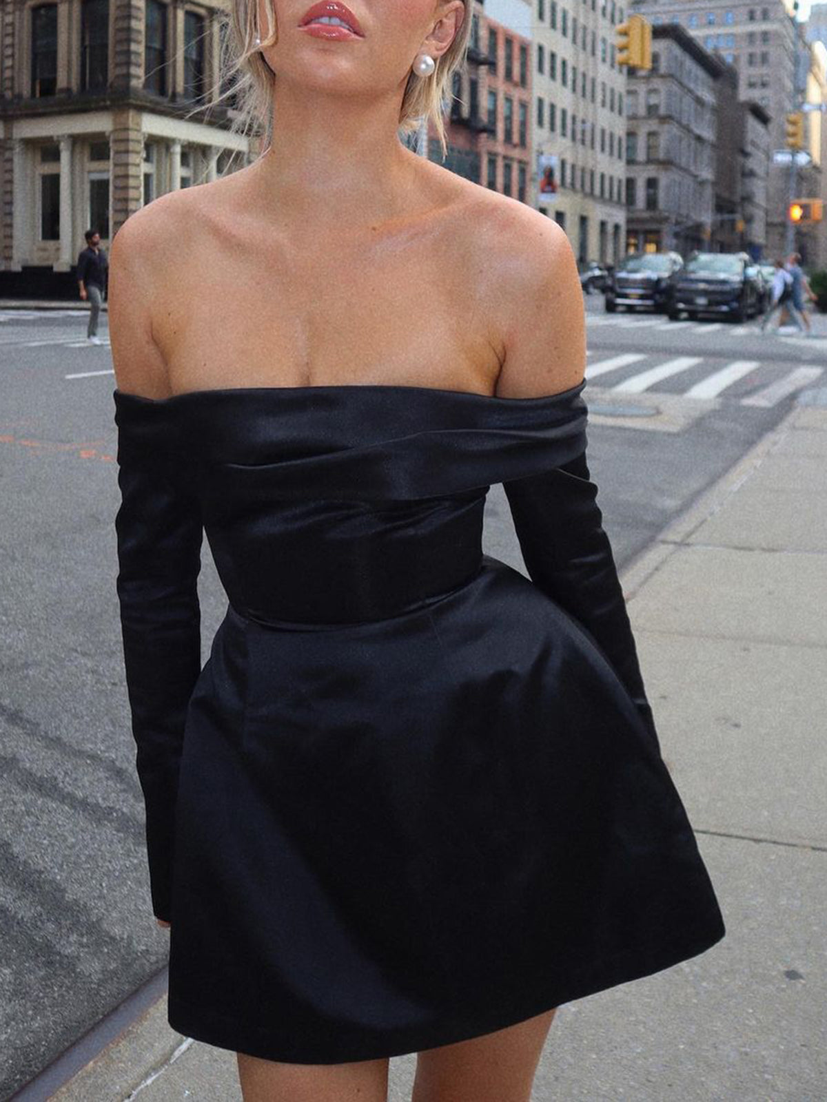 Miniabito da donna off-shoulder a maniche lunghe in stile city-chic