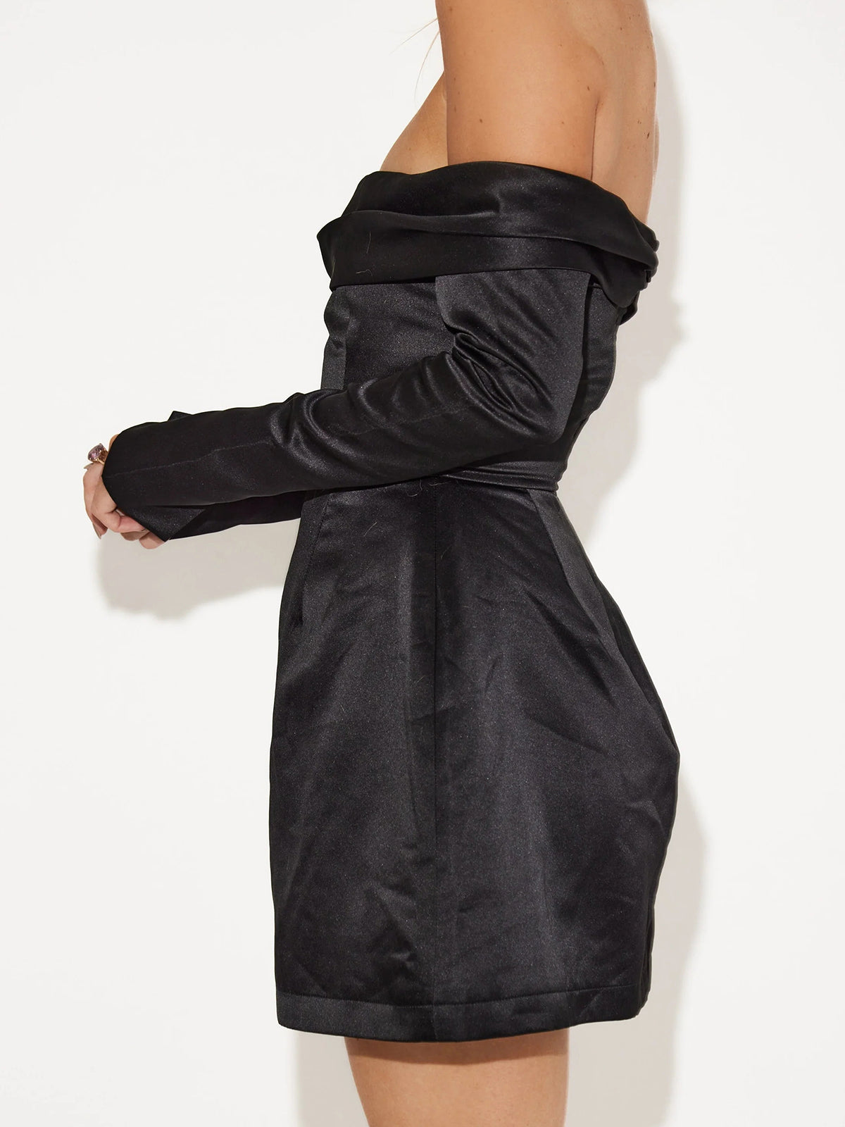 Miniabito da donna off-shoulder a maniche lunghe in stile city-chic