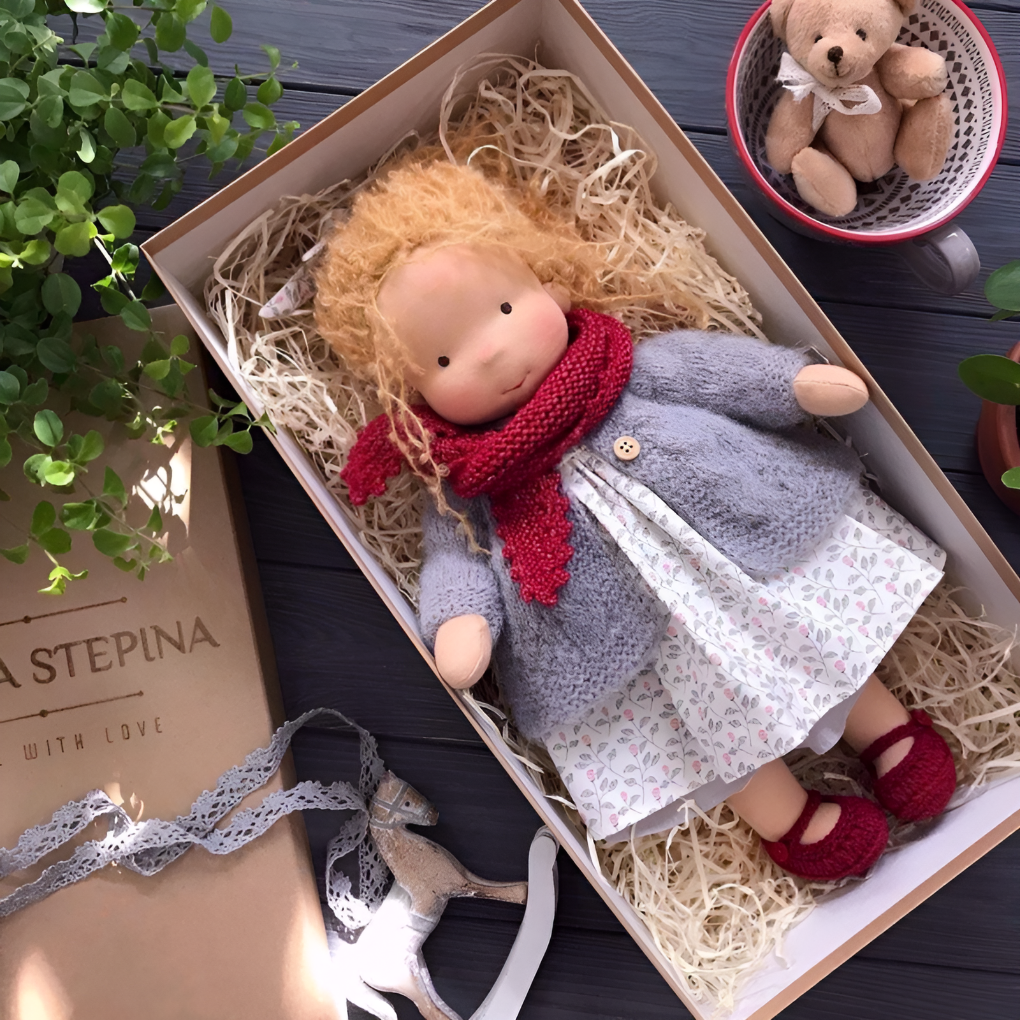 Morbida Bambola da Coccole Stile Waldorf con Morbido Cardigan in Maglia