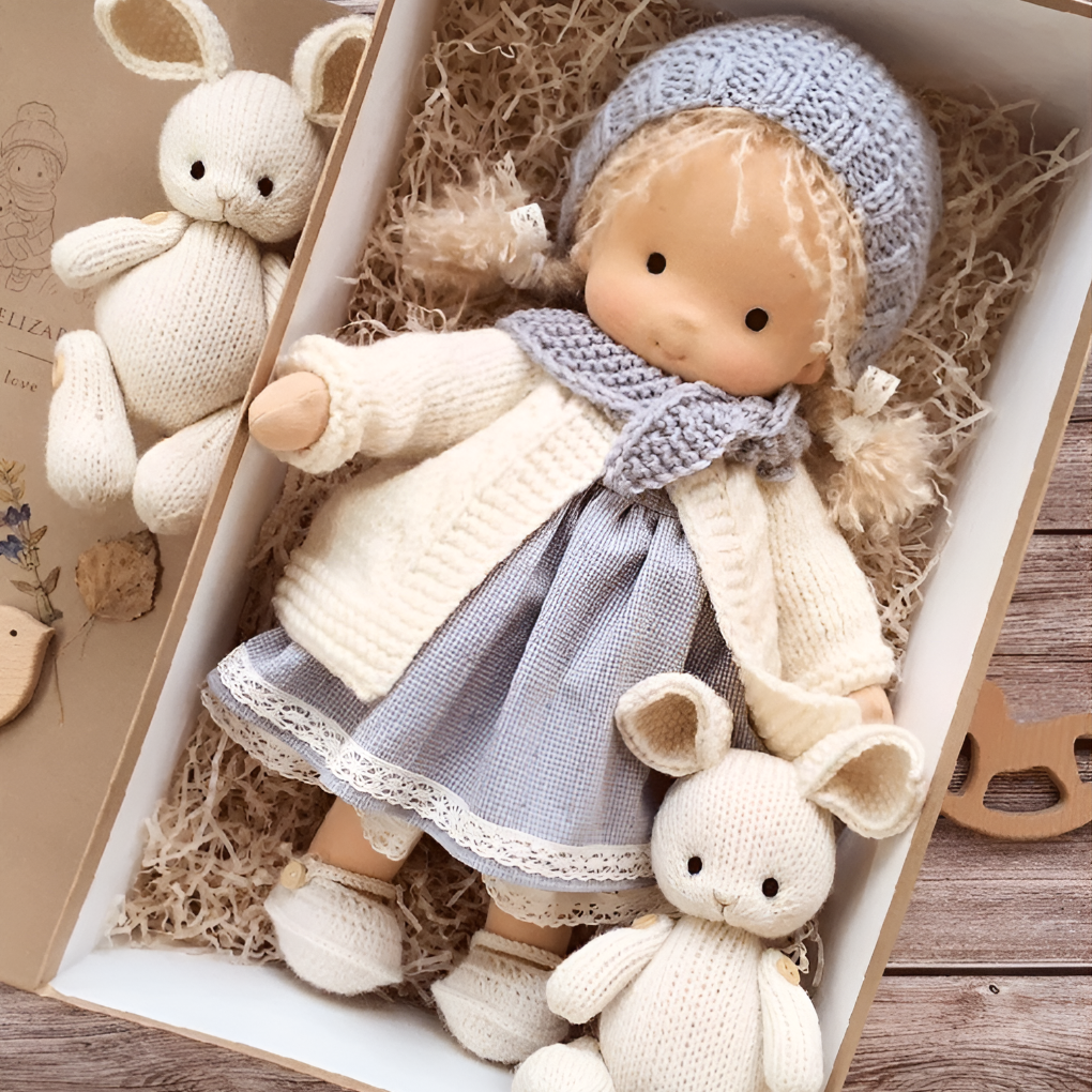 Morbida Bambola da Coccole Stile Waldorf con Morbido Cardigan in Maglia
