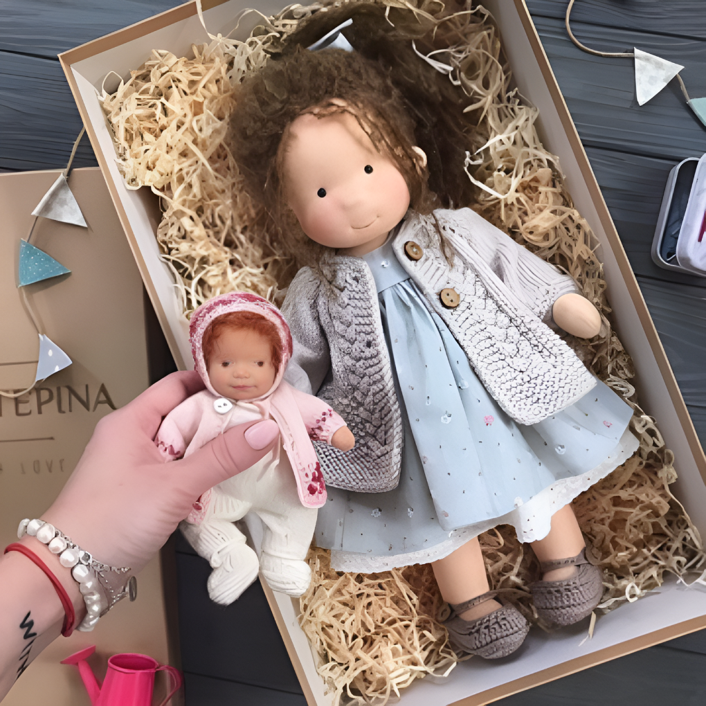 Morbida Bambola da Coccole Stile Waldorf con Morbido Cardigan in Maglia