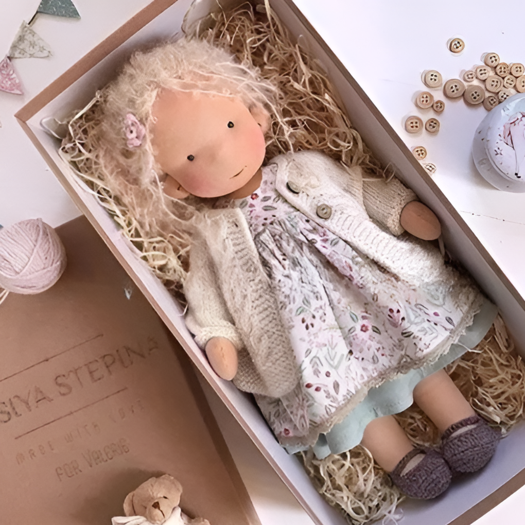 Morbida Bambola da Coccole Stile Waldorf con Morbido Cardigan in Maglia