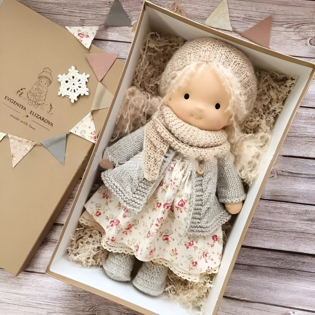 Morbida Bambola da Coccole Stile Waldorf con Morbido Cardigan in Maglia