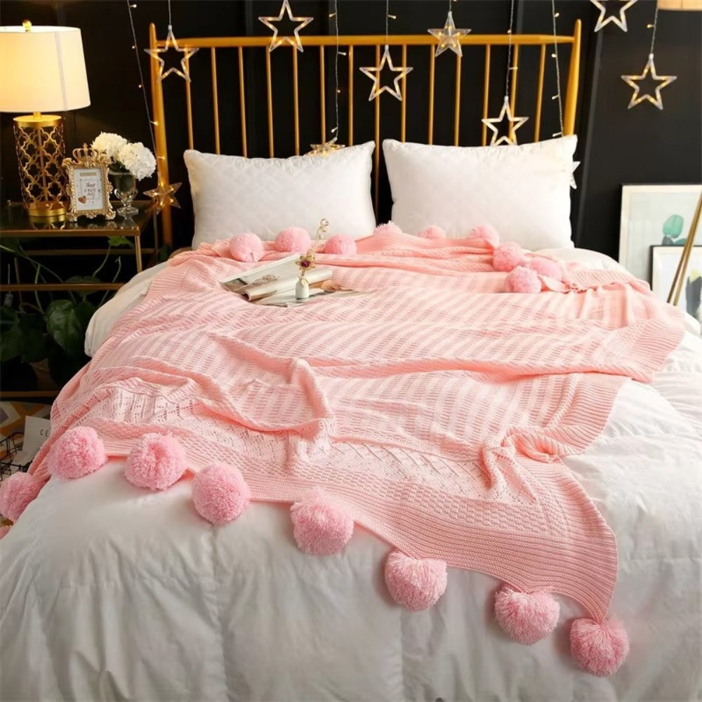 Morbida coperta Macaron Whimsy con pon-pon