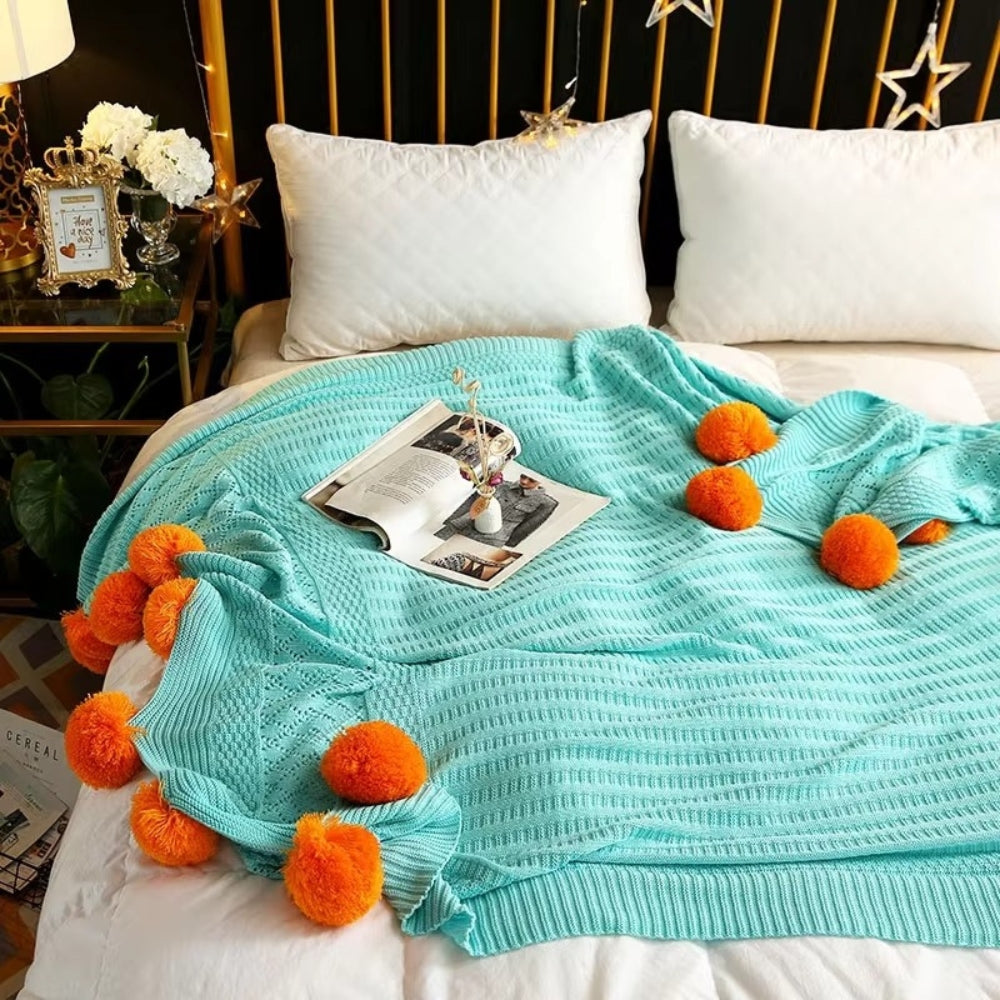 Morbida coperta Macaron Whimsy con pon-pon