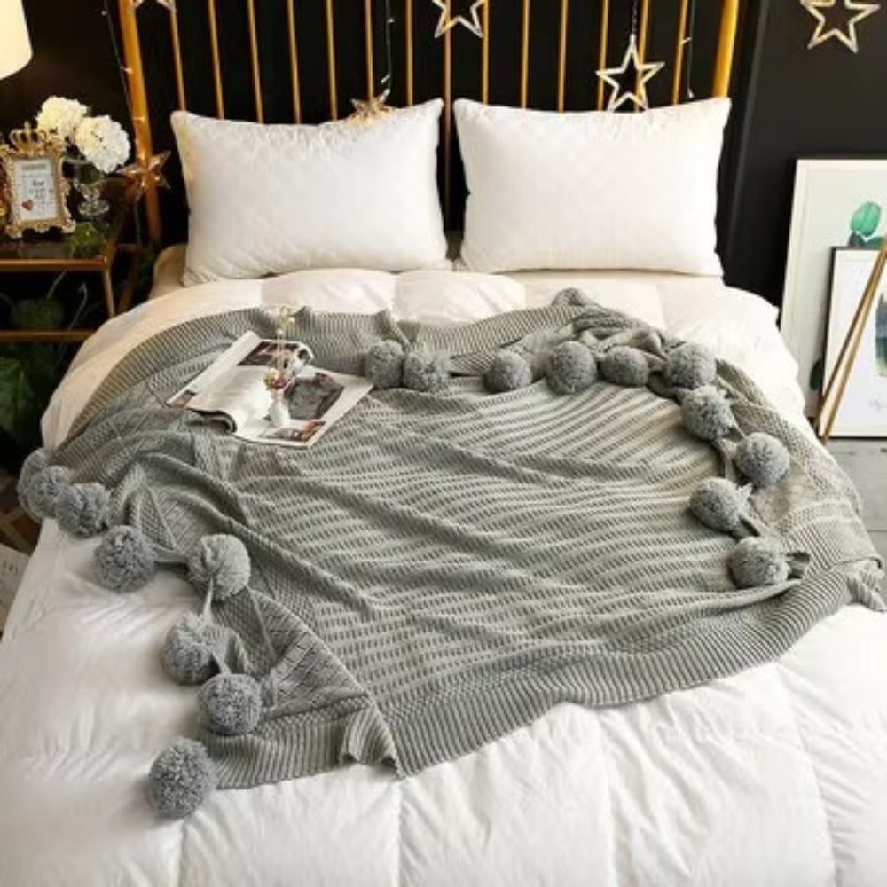 Morbida coperta Macaron Whimsy con pon-pon