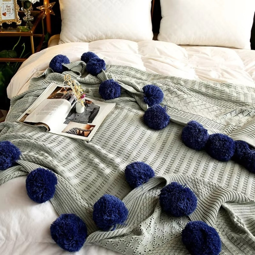 Morbida coperta Macaron Whimsy con pon-pon