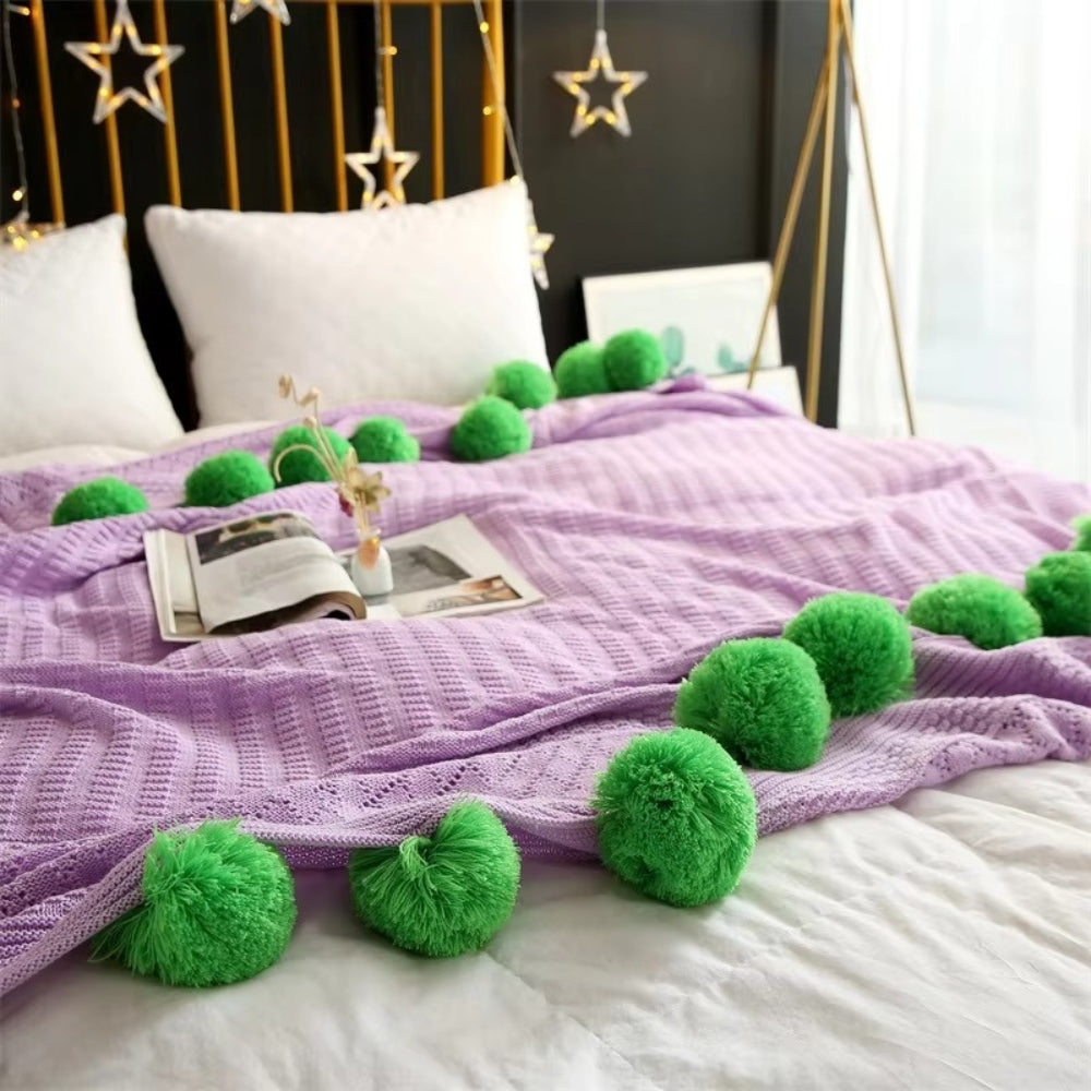 Morbida coperta Macaron Whimsy con pon-pon