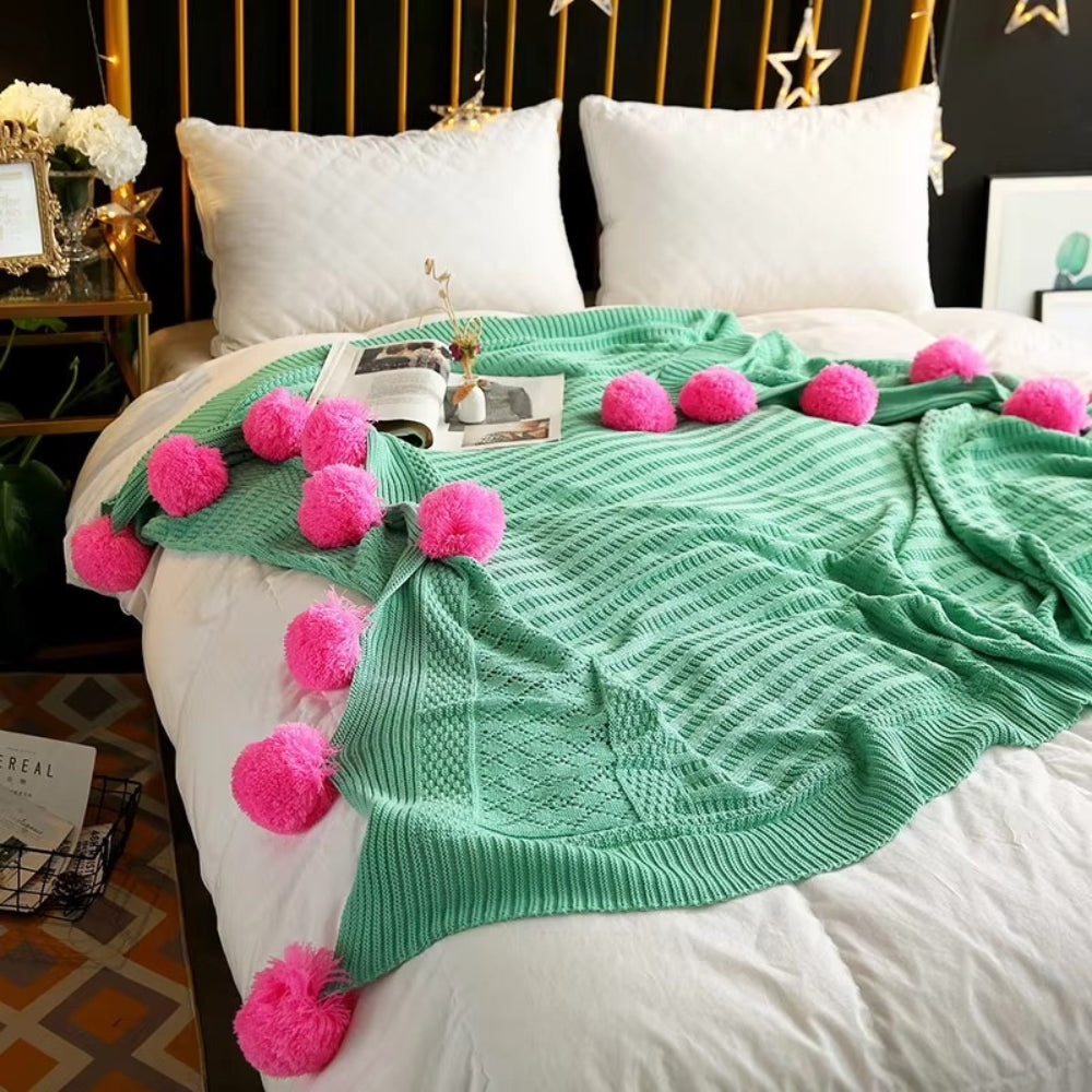 Morbida coperta Macaron Whimsy con pon-pon