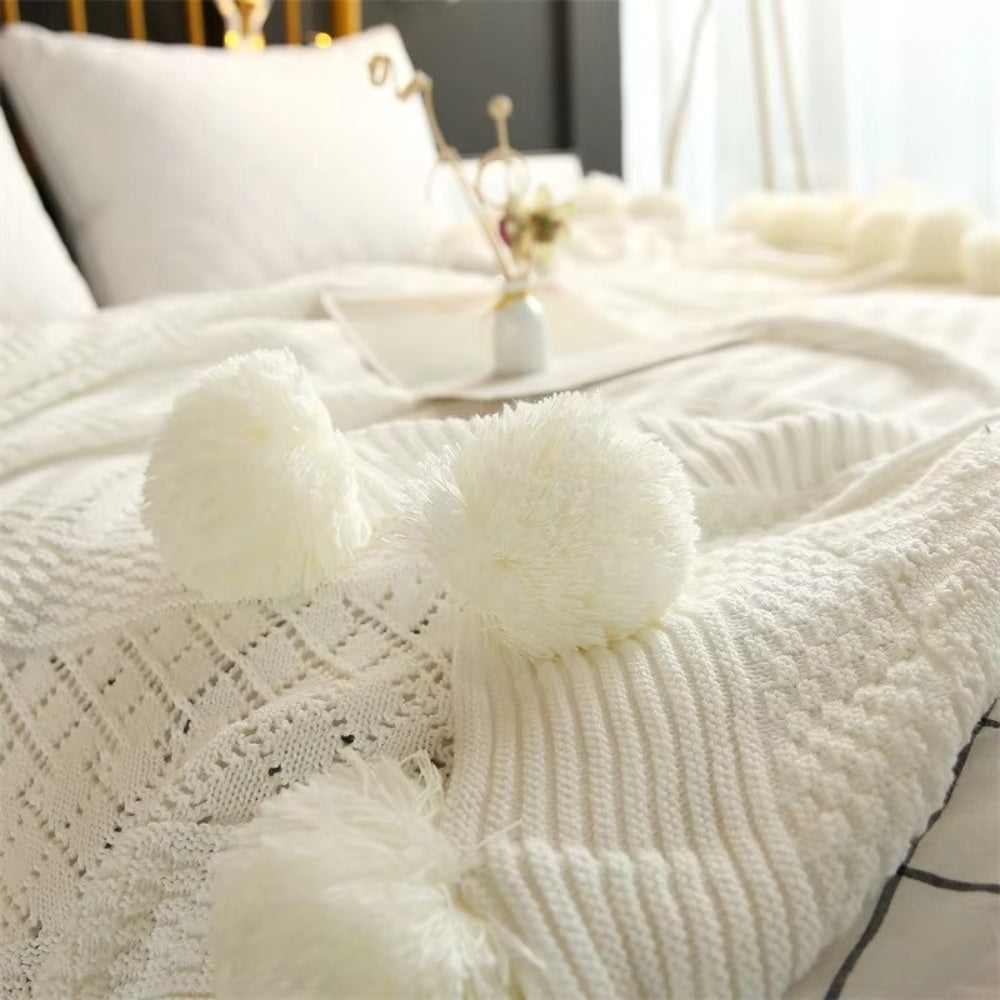 Morbida coperta Macaron Whimsy con pon-pon