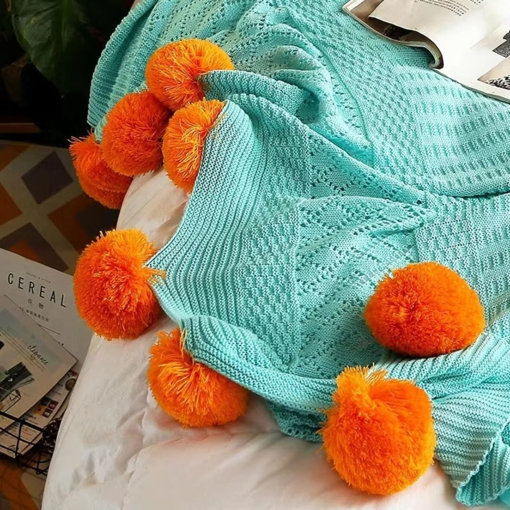 Morbida coperta Macaron Whimsy con pon-pon