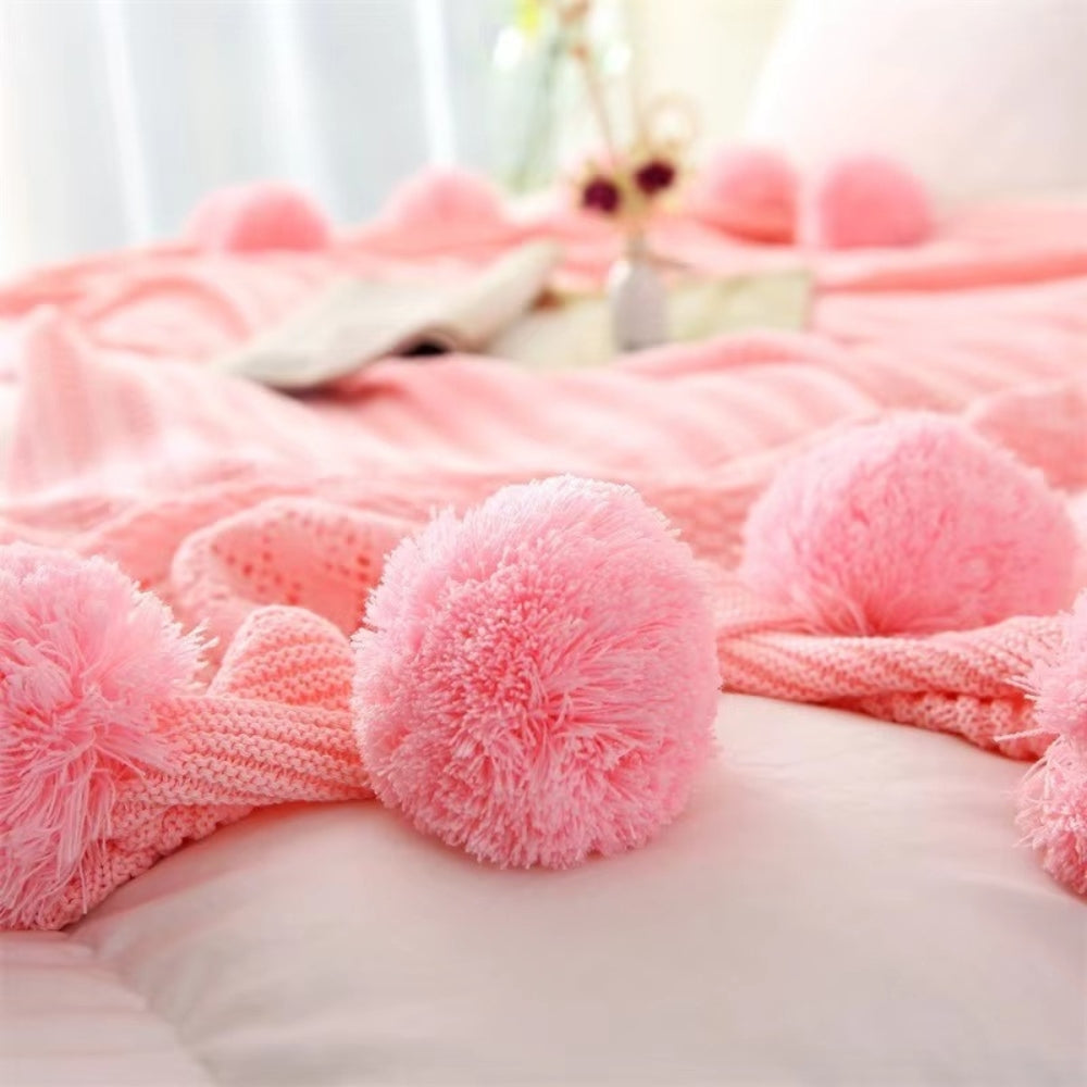 Morbida coperta Macaron Whimsy con pon-pon