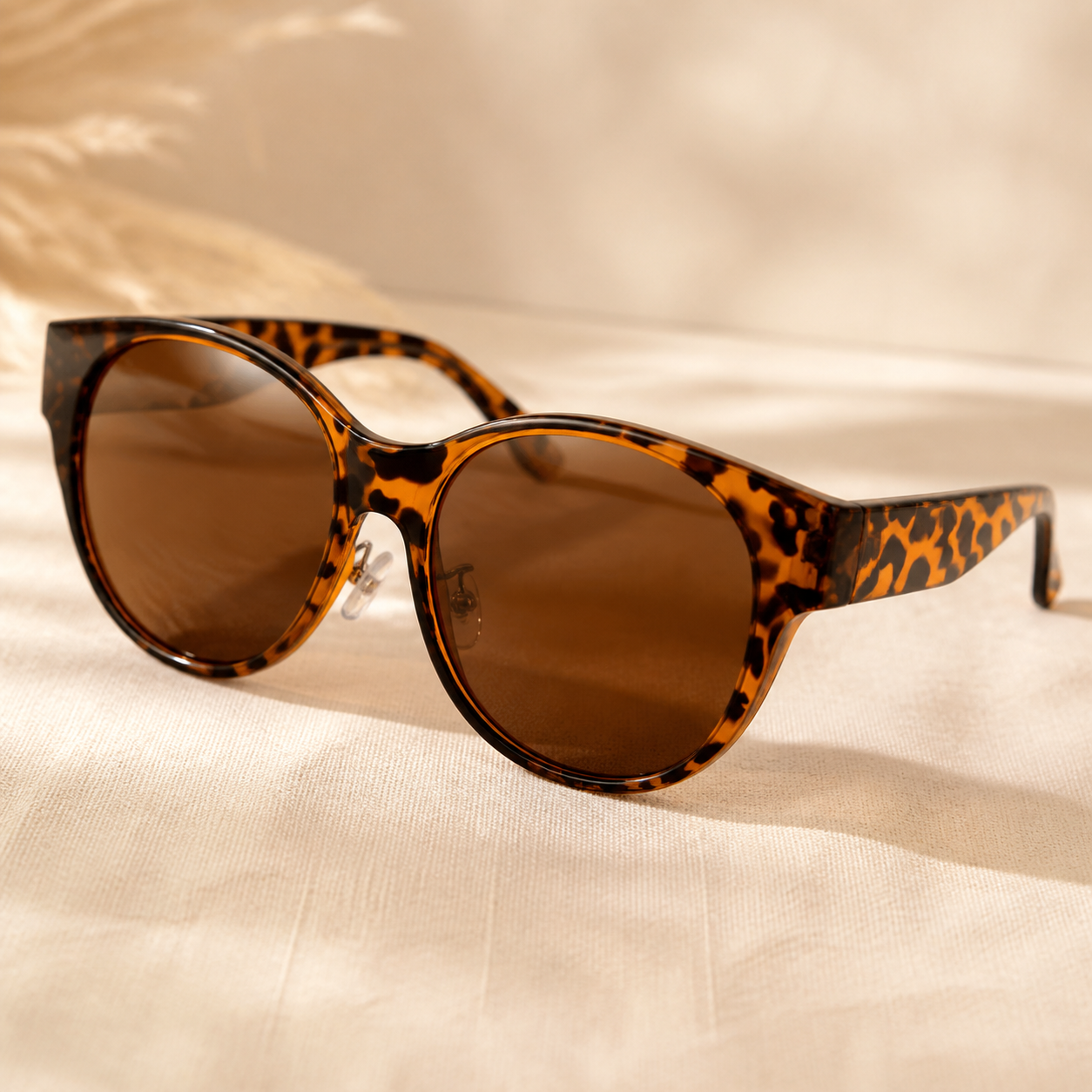 Occhiali da sole cat eye oversized da sovrapporre agli occhiali da vista