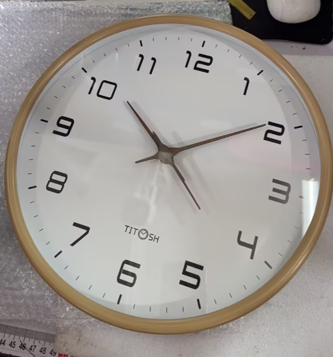 Orologio da parete minimalista in legno