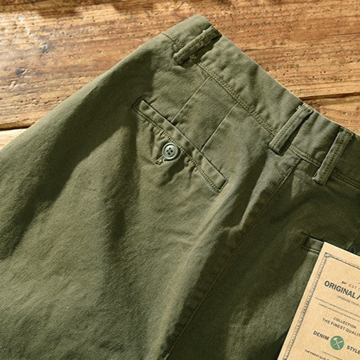 Pantaloni Corti da Uomo con Pince e Fondo Stretto