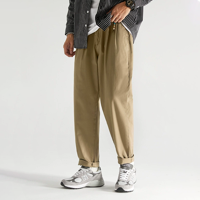 Pantaloni Corti da Uomo con Pince e Fondo Stretto