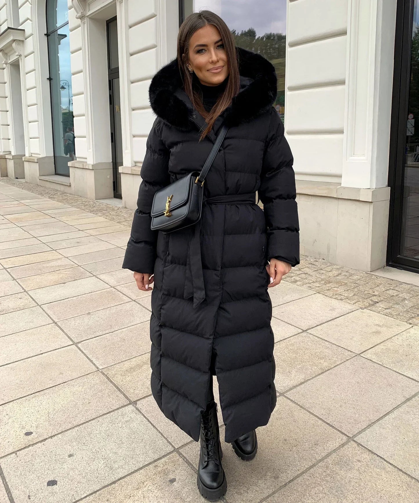 Piumino invernale da donna con cintura