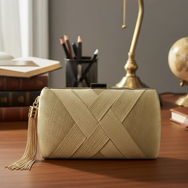Pochette da sera da donna con nappa dal design moderno