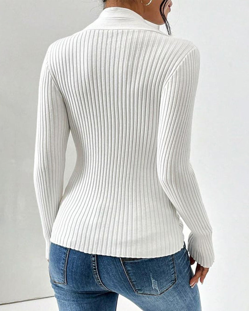 Pullover da donna in maglia a costine con scollo a V e nodo frontale