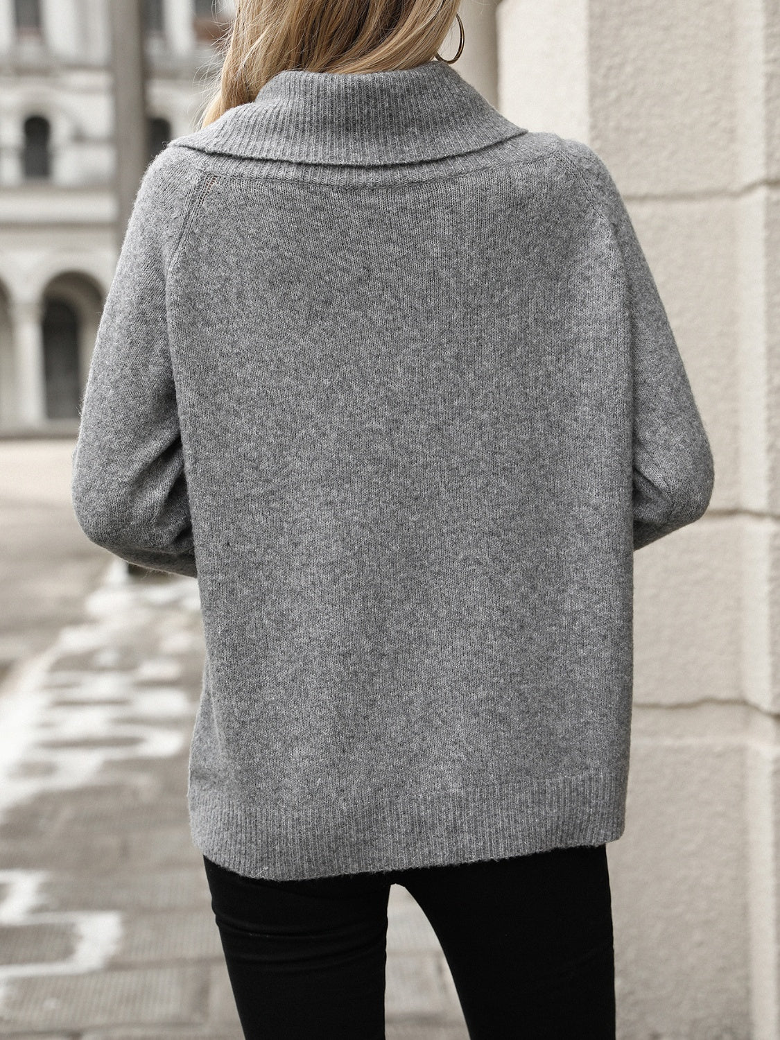 Pullover in Maglia da Donna Vestibilità Morbida con Scollo ad Anello Asimmetrico