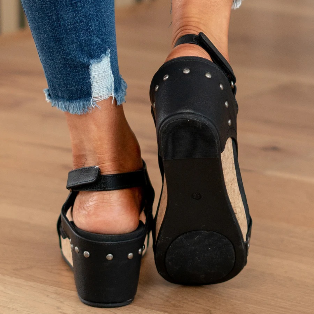 Sandali ortopedici da donna con zeppa e borchie