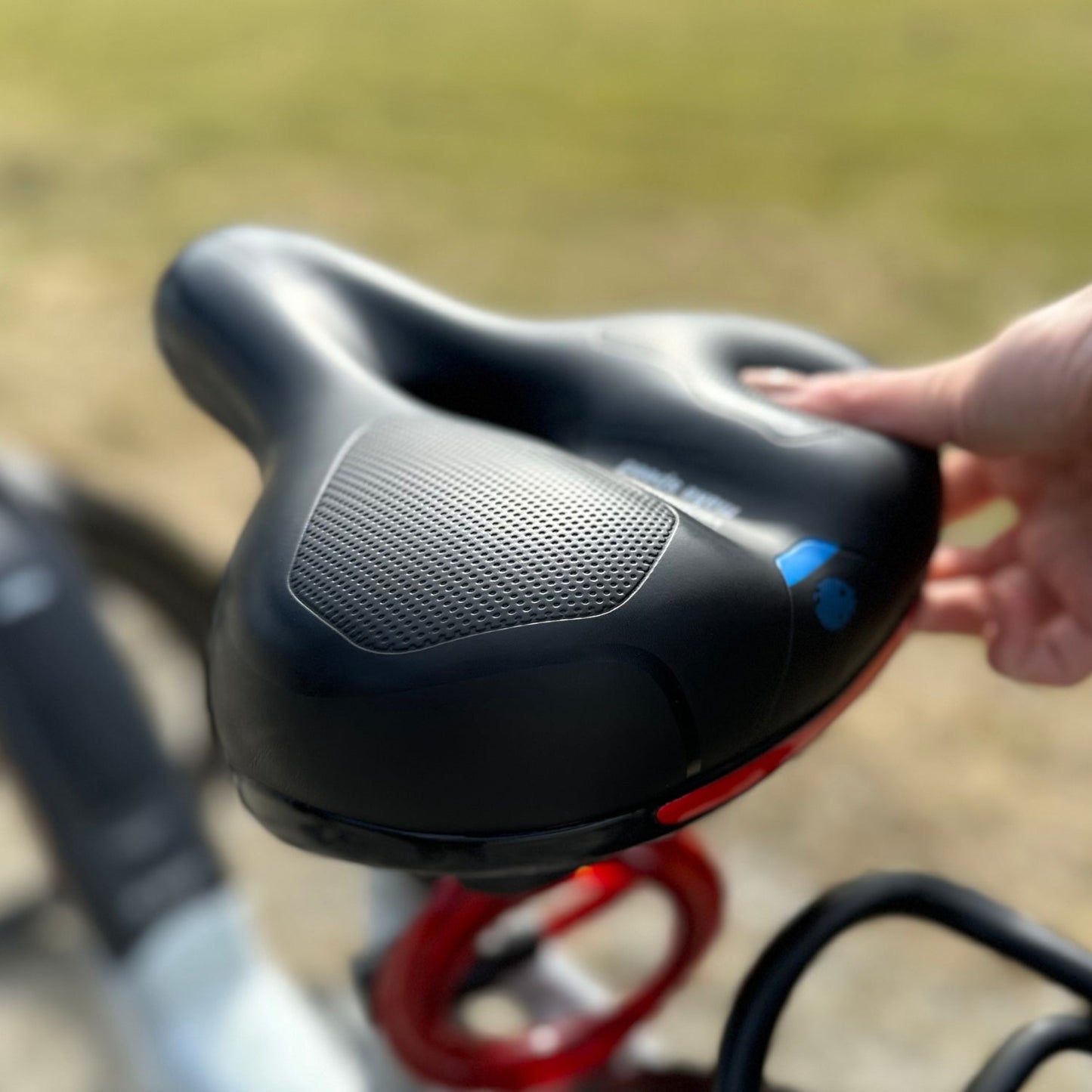 Sella per bici in memory foam con scarico della pressione - Nero