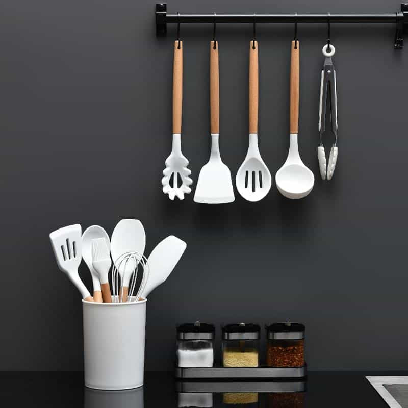 Set di Utensili da Cucina da 11 Pezzi in Legno e Silicone con Porta Utensili (Nero o Bianco)