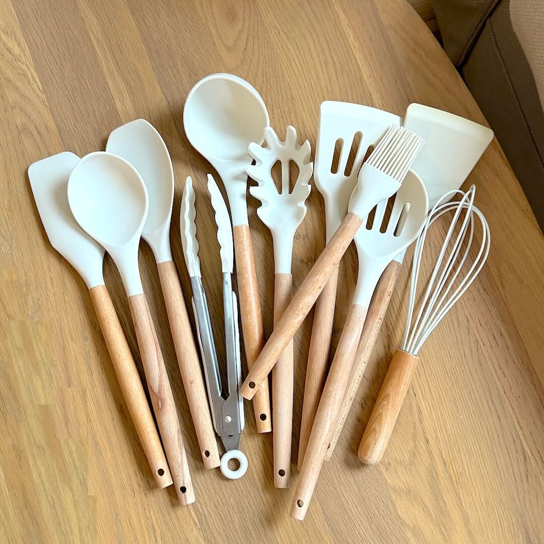 Set di Utensili da Cucina in Silicone Atossico Senza BPA con Manici in Legno