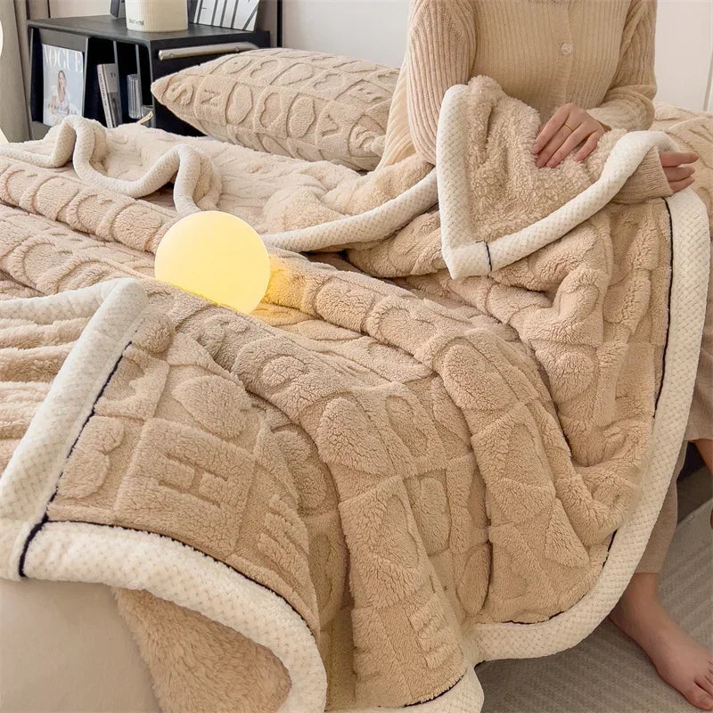Spessa coperta in pile con motivo a cuori