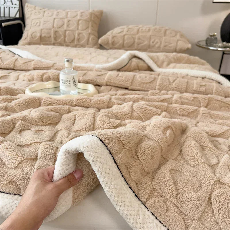 Spessa coperta in pile con motivo a cuori