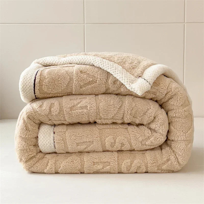 Spessa coperta in pile con motivo a cuori