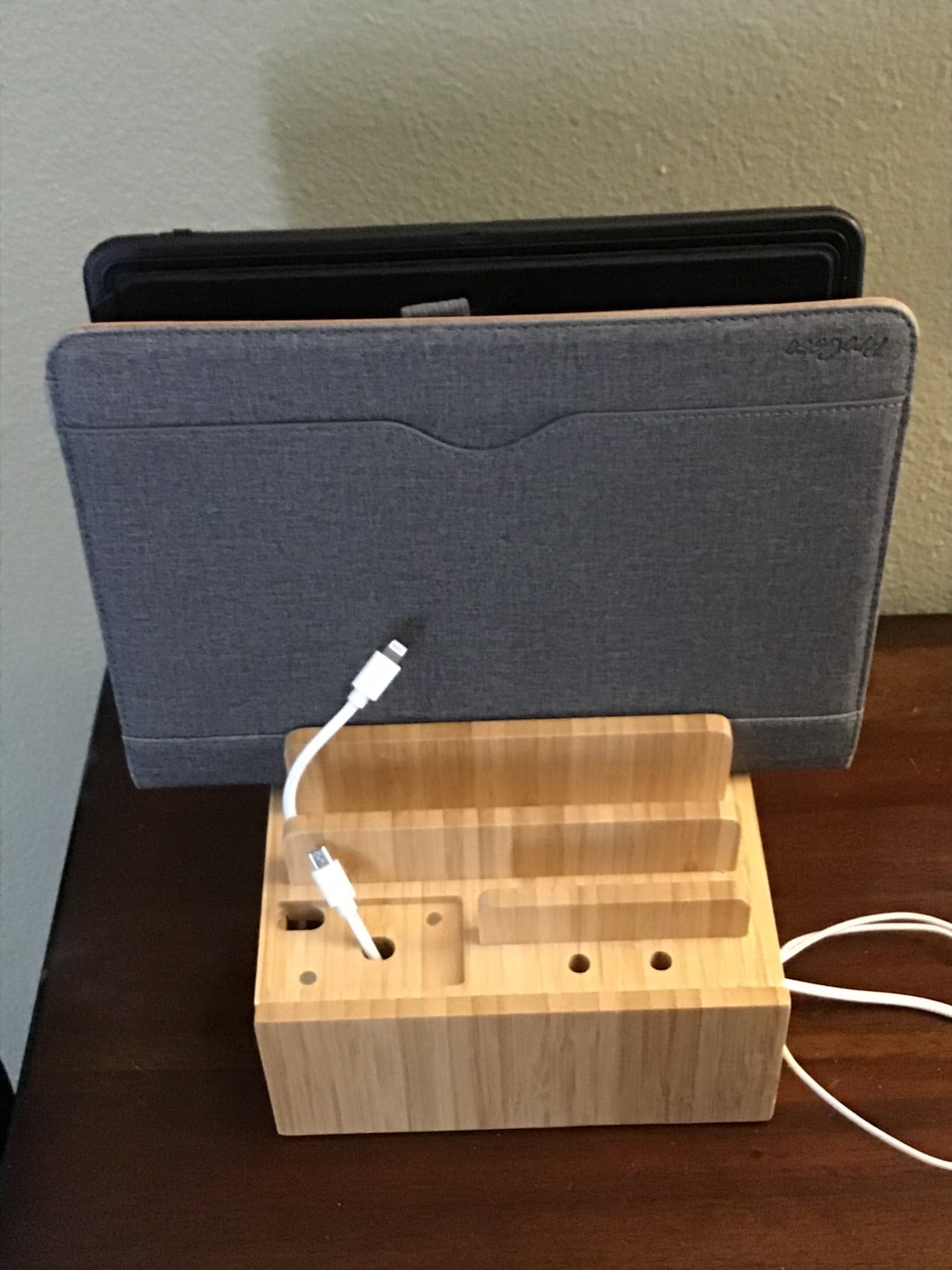 Stazione di Ricarica in Bambù con Organizer e 5 Porte USB | Per Smartphone, Tablet e Smartwatch | Include Set di Cavi