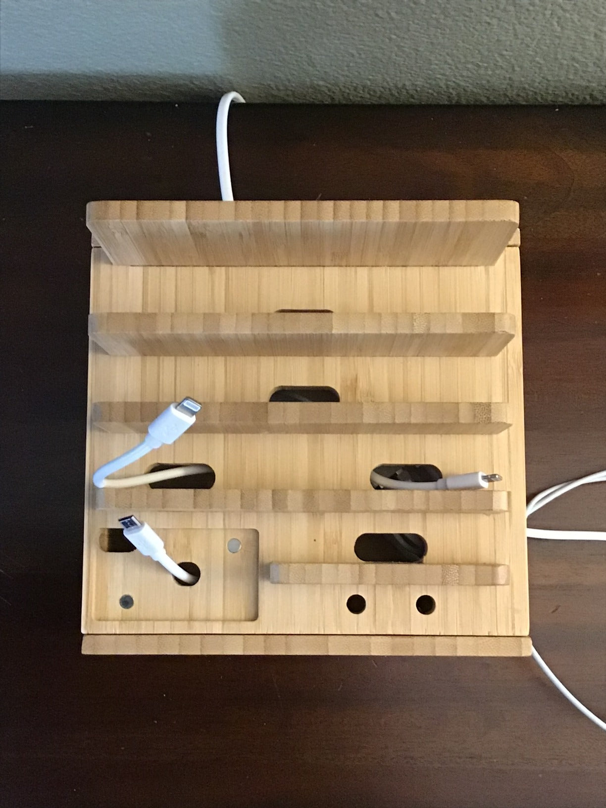 Stazione di Ricarica in Bambù con Organizer e 5 Porte USB | Per Smartphone, Tablet e Smartwatch | Include Set di Cavi