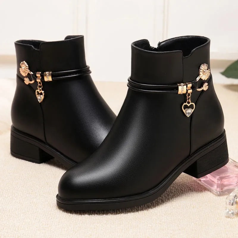 Stivaletti da donna in morbida pelle con strass