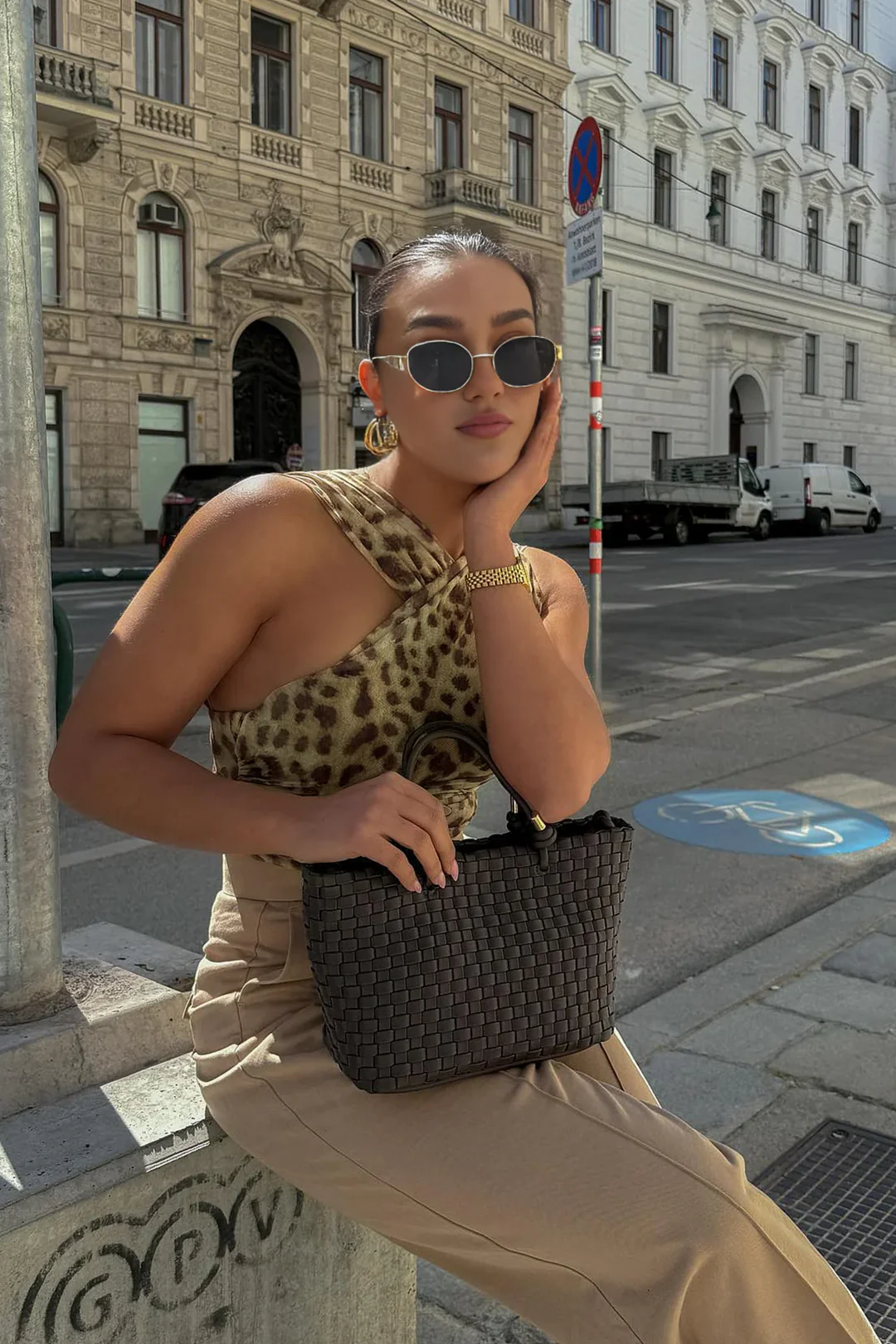 Top asimmetrico con motivo animalier