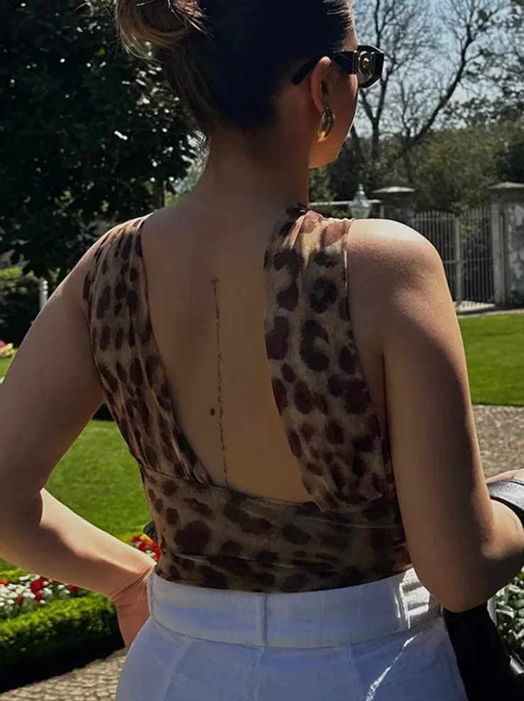 Top asimmetrico con motivo animalier