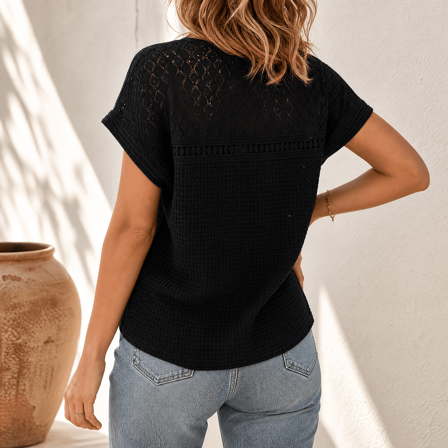 Top leggero a trama traforata