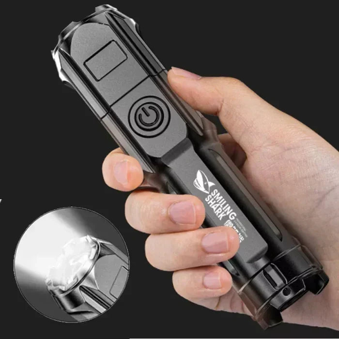 Torcia a LED Ricaricabile ad Alta Potenza – 10.000 Lumen per Camping ed Emergenze