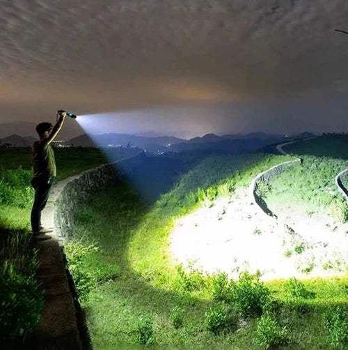 Torcia a LED Ricaricabile ad Alta Potenza – 10.000 Lumen per Camping ed Emergenze