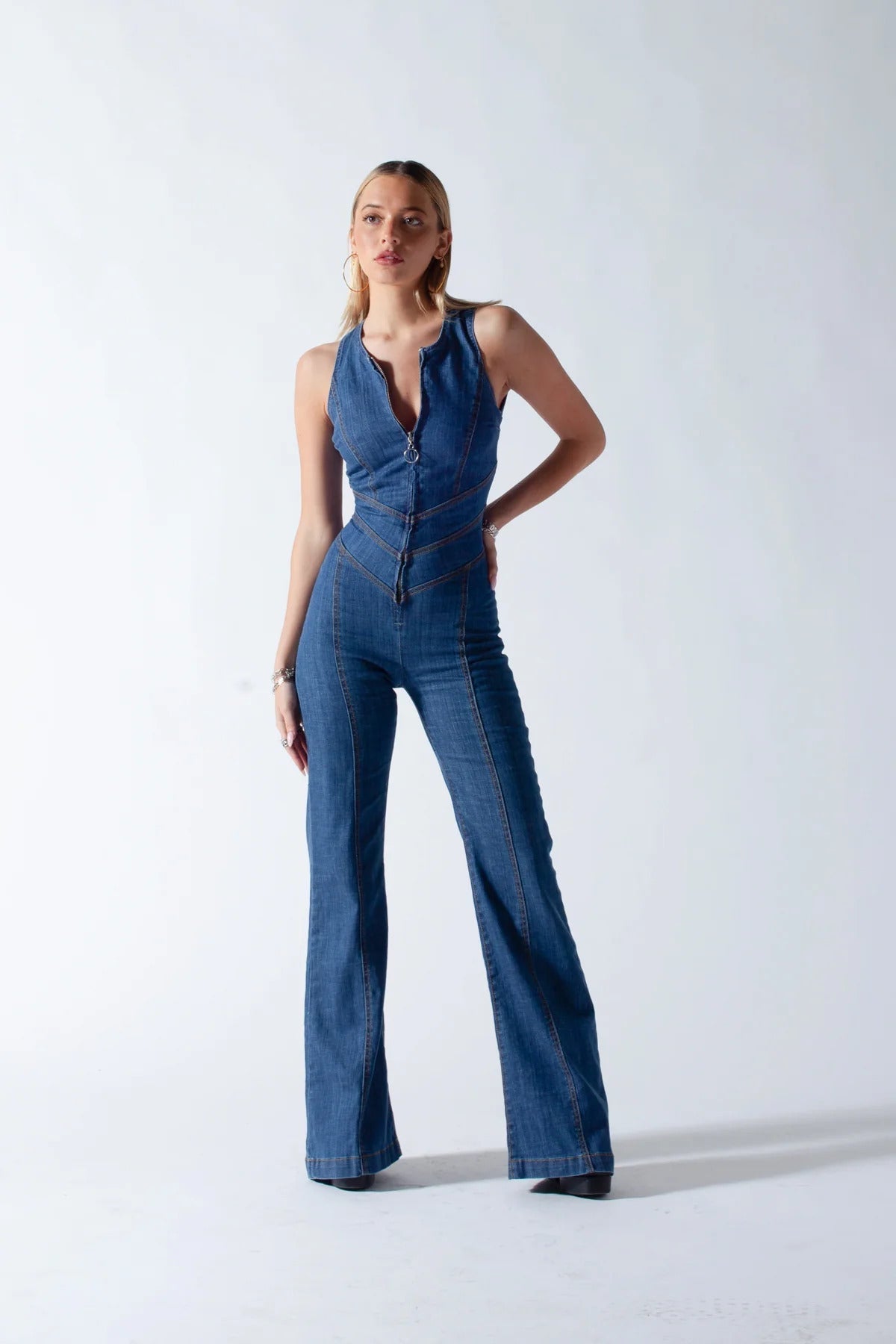 Tuta intera da donna in denim con zip in stile vintage moderno
